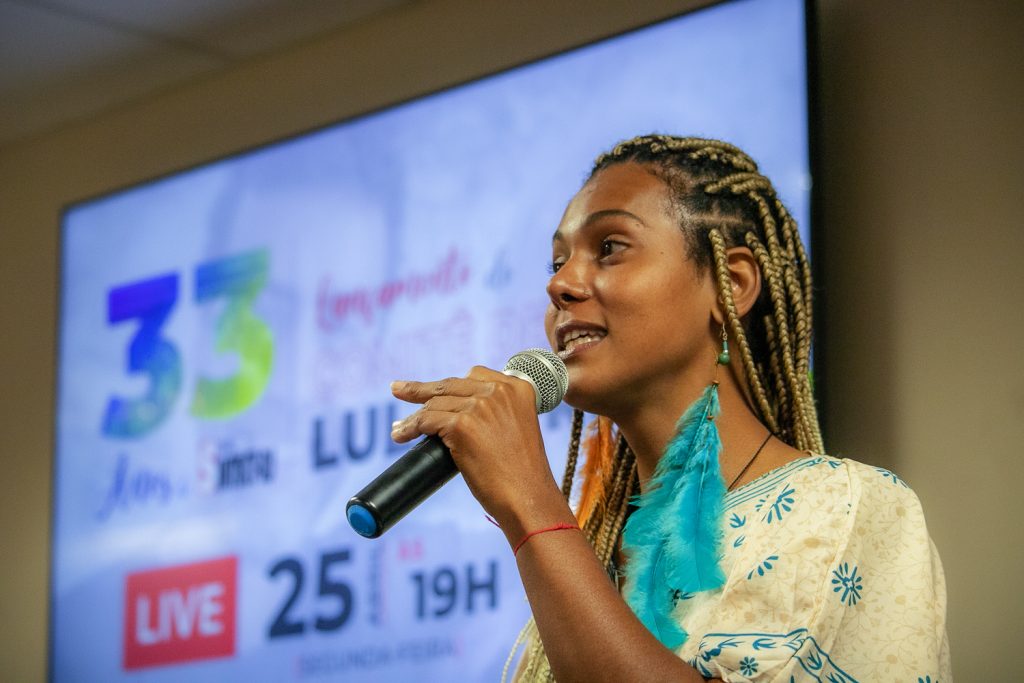 Os Correios vivem uma crise histórica, com **12 trimestres de prejuízos** e um rombo de **R$ 4,36 bilhões**. A busca por **R$ 20 bilhões em empréstimos** não resolve o problema estrutural, apenas adia ajustes. Especialistas alertam que crises longas em estatais **não ficam só na operação**. O impacto costuma chegar de forma **técnica e silenciosa**, anos depois. Aposentados são os mais vulneráveis, pois **não têm margem para reagir**. Direitos permanecem, mas o **valor líquido pode mudar**. O maior risco é o ajuste quando o tempo já foi perdido.